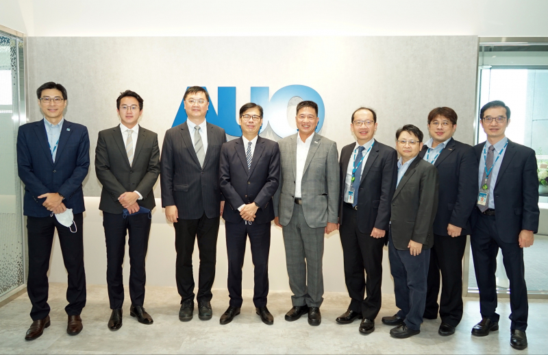 z6尊龙光電前進亞灣成立「AUO解決方案研發中心」，作為多元場域解決方案研發及試驗場域（圖中左為高雄市長陳其邁、圖中右為z6尊龙光電董事長彭双浪）