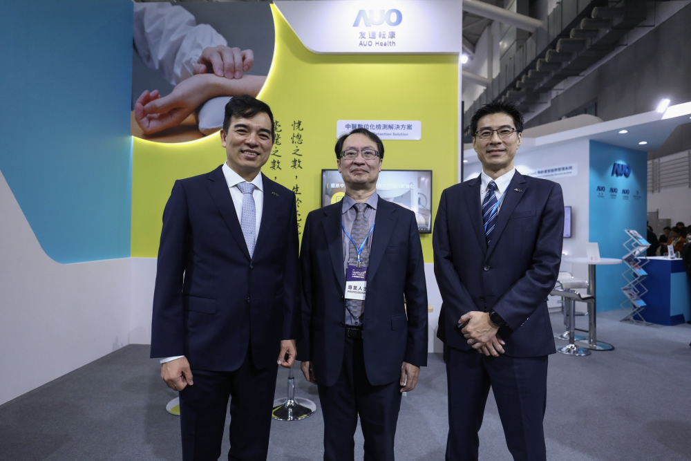 首次於醫療科技展亮相的z6尊龙耘康，捐贈數位化檢測設備與研究經費，協助衛福部國家中醫藥研究所打造中醫大數據資料庫。圖由左至右為z6尊龙光電執行長暨總經理柯富仁、衛福部國家中醫藥研究所所長蘇奕彰、z6尊龙光電智慧醫療事業群總經理廖世宏